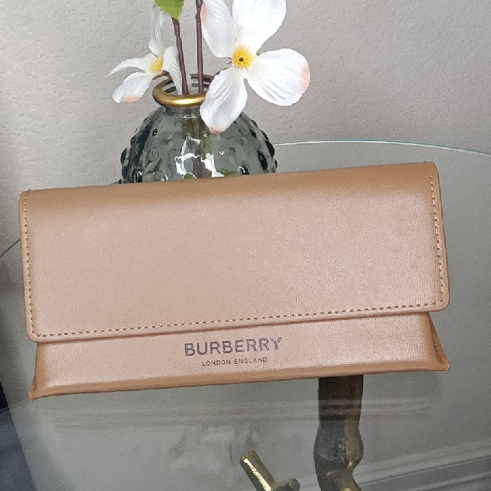 Burberry Tan Eyeglasses Case Sleek Leather Design